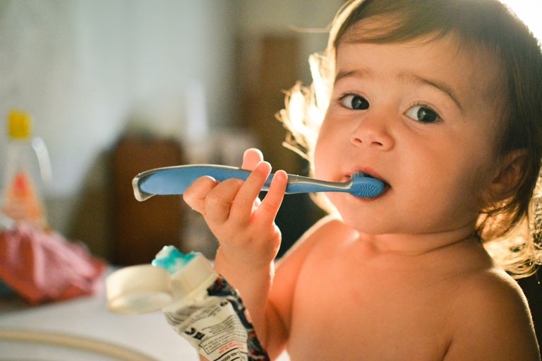 bottiglia durante, della bocca, prima infanzia, acqua pura, bambini sono, biscotto dentizione