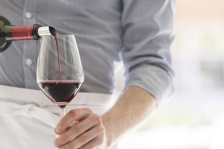 vino rosso, benefici salute, restrizione calorica, alla longevità, bevi vino, bicchiere vino