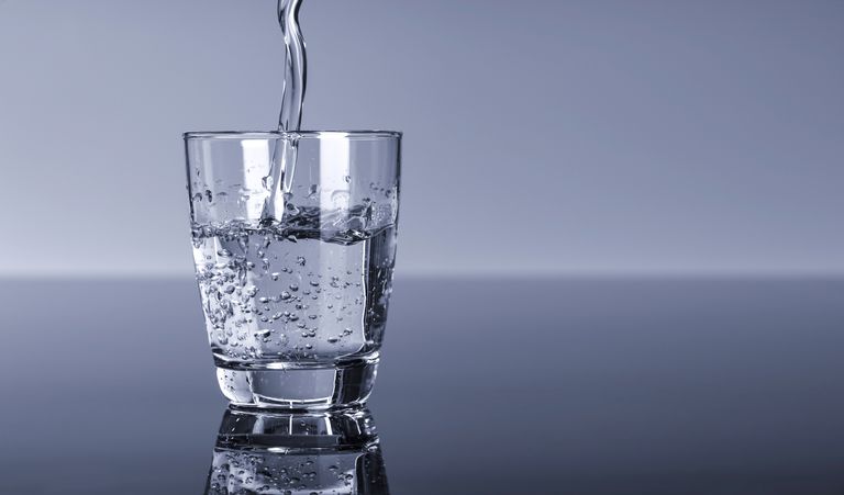 bere acqua, bicchiere acqua, perdere peso, bisogno acqua, bottiglia acqua
