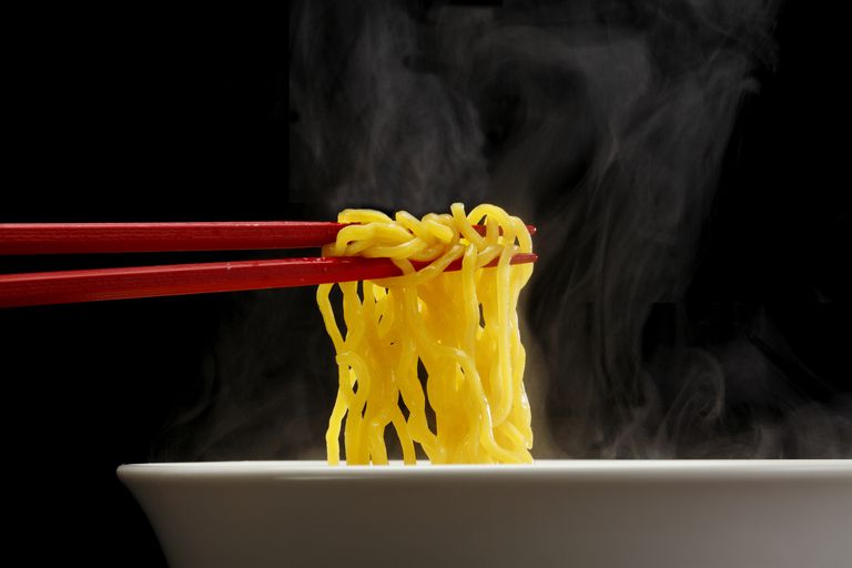 ramen noodles, grammi grassi, basso contenuto, grassi saturi, basso contenuto fibre, contenuto fibre