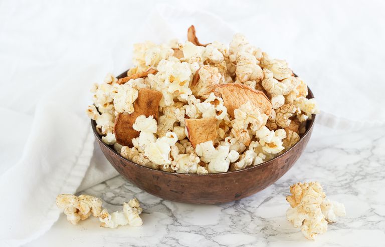 chicchi popcorn, come popcorn, etichetta nutrizionale, fritte mela, Guarda attentamente, nella padella