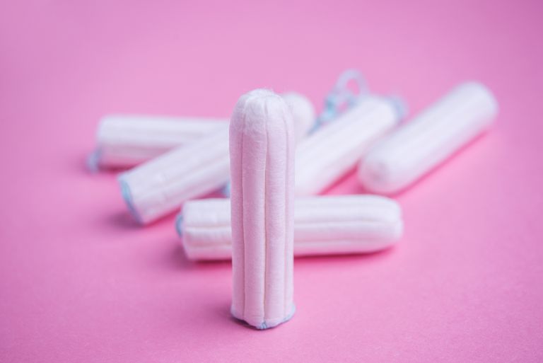 nella vagina, inserimento tampone, inserire tampone, flusso mestruale, tampone nella